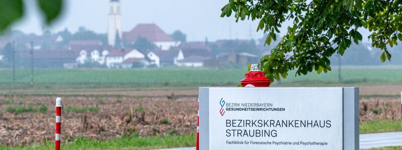 Einer von vier aus dem BKH Straubing geflohenen Straftätern ist gefasst worden. - Foto: Armin Weigel/dpa