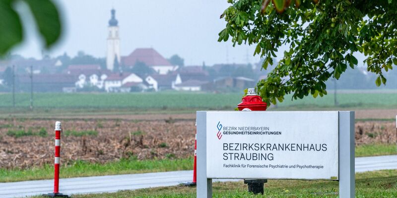 Aus dieser Klinik flohen die vier Straftäter. Nach einem der Männer wird in Österreich gefahndet. (Foto: Archiv) - Foto: Armin Weigel/dpa