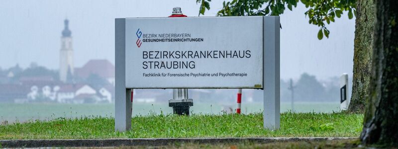 Vier Männer sind am Samstagabend im niederbayerischen Straubing aus einer geschlossenen Klinik entflohen. Laut Polizei laufen umfangreiche Fahndungsmaßnahmen. - Foto: Armin Weigel/dpa