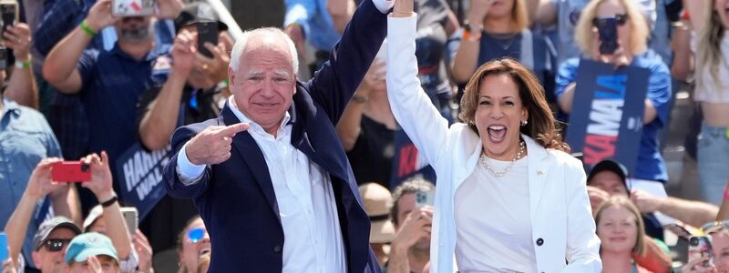 Für Harris und Walz dürften die kommenden Tage turbulent werden: Erst tourt das Demokraten-Duo durch den Swing State Pennsylvania, dann beginnt in Chicago der Parteitag. (Archivbild) - Foto: Charles Rex Arbogast/AP