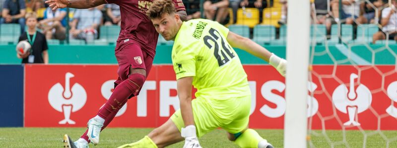 Samuel Essende von FC Augsburg trifft zum 2:1 gegen Viktoria Berlin. - Foto: Andreas Gora/dpa