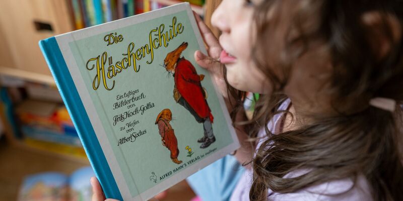 Das Kinderbuch steht bis heute in vielen Bücherregalen.  - Foto: Hendrik Schmidt/dpa