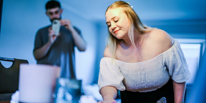 Auch in der Küche werden Putzvideos gedreht. - Foto: Christoph Reichwein/dpa