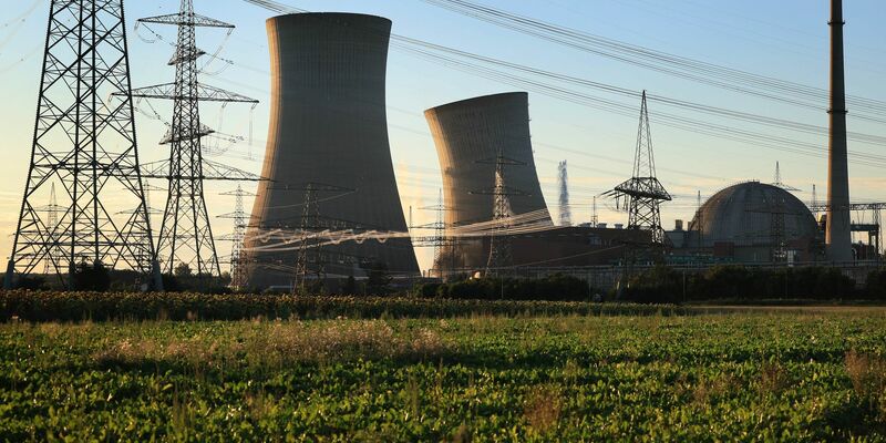 Die Störaktion eines Mannes bei der Sprengung der Kühltürme des stillgelegten Kernkraftwerks Grafenrheinfeld könnte Schadenersatzansprüche nach sich ziehen. - Foto: Karl-Josef Hildenbrand/dpa