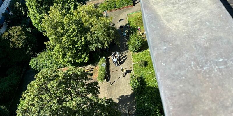 Ein Vierjähriger ist nach einem Sturz vom Balkon gestorben. - Foto: Rene Priebe/dpa