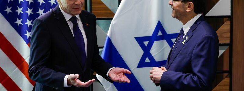 US-Außenminister Anthony Blinken (l.) macht bei einem Treffen mit Israels Präsidenten Izchak Herzog deutlich, dass es seiner Meinung nach Zeit sei, die Verhandlungen zu einem Ende zu bringen. (Archivbild) - Foto: Evelyn Hockstein/Pool Reuters/AP