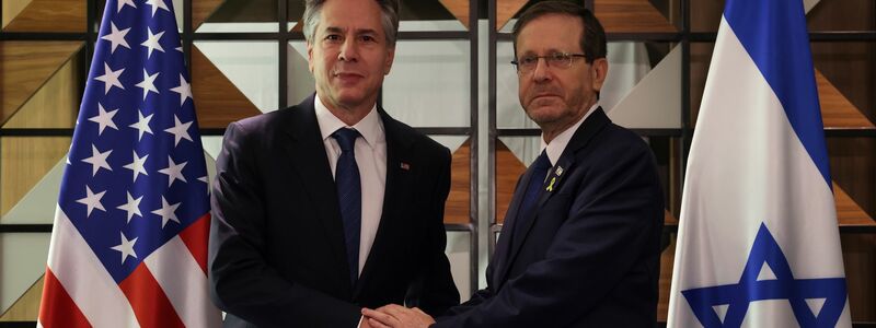 US-Außenminister Anthony Blinken (l.) macht bei einem Treffen mit Israels Präsidenten Izchak Herzog deutlich: Es ist Zeit, die Verhandlungen zum Abschluss zu bringen. - Foto: Kevin Mohatt/Pool Reuters/AP/dpa