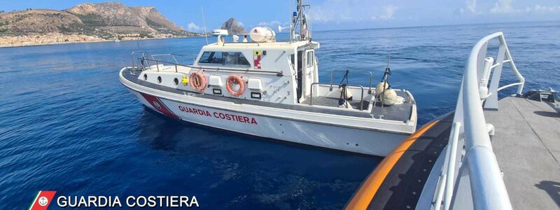 Ein Schiff der italienischen Küstenwache ist auf der Suche nach Vermissten. - Foto: Guardia Costiera/dpa