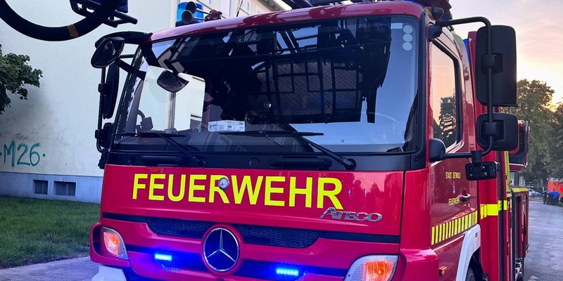 FW-DT: Rauchmelder schlägt Alarm - Falschparker behindern Drehleiter - Foto: presseportal.de