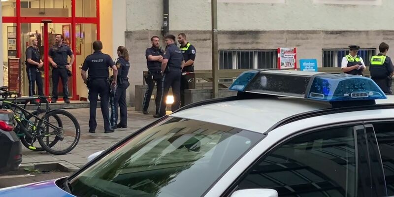 Im einem Supermarkt in München ist am Abend eine Frau von der Polizei erschossen worden, nachdem sie die Einsatzkräfte mit dem Messer attackiert haben soll. - Foto: MünchenTV/TNN/dpa