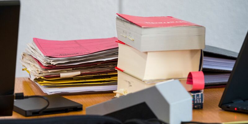 In Gesetzesbüchern lassen sich viele verschachtelte Sätze finden. (Symbolbild) - Foto: Daniel Vogl/dpa