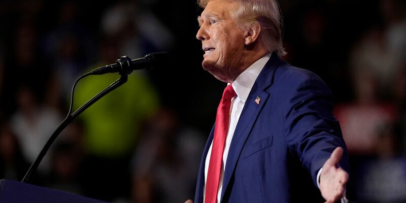 Trump ist dafür bekannt, seinen politischen Gegnern immer neue Spitznamen zu verpassen. Die jüngste Schöpfung: «Genossinn Kamala Harris». - Foto: Carolyn Kaster/AP/dpa