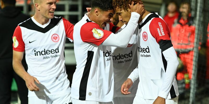 Hugo Ekitike war der Matchwinner für Eintracht Frankfurt im DFB-Pokal gegen Eintracht Braunschweig. - Foto: Swen Pförtner/dpa