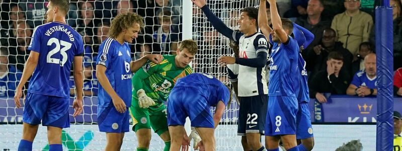 Nach minutenlanger Behandlung wurde Tottenham-Profi Rodrigo Bentancur auf einer Trage vom Platz gebracht. - Foto: Andrew Yates/CSM via ZUMA Press Wire/dpa