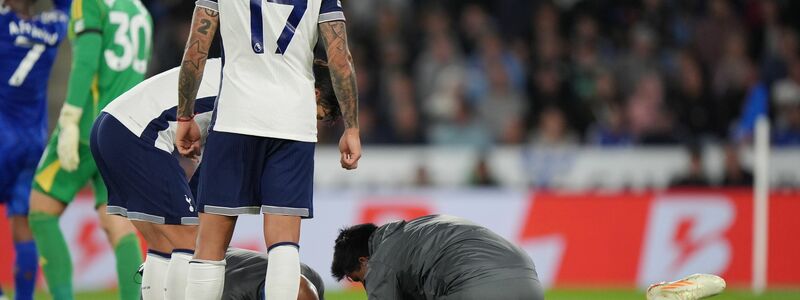 Nach dem heftigen Zusammenprall behandelten Betreuer Totenham-Profi Rodrigo Bentancur minutenlang auf dem Platz. - Foto: Bradley Collyer/PA Wire/dpa