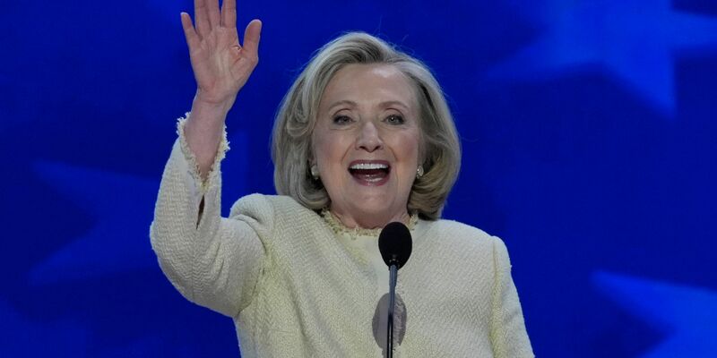 Biden umarmte seine Tochter Ashley nach deren Rede beim Parteitag in Chicago. - Foto: J. Scott Applewhite/AP/dpa