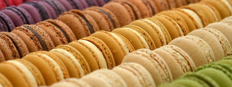 Bunt, bunter, Macarons: Blick auf eine Auswahl des Trend-Gebäcks in Brüssel. (Archivbild von 2014) - Foto: picture alliance / dpa