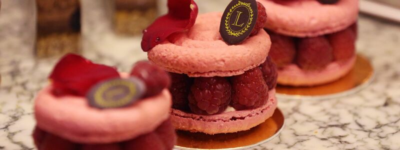 Besonders edle Macarons von Ladurée in Paris mit ganzen Himbeeren. (Archivbild) - Foto: Gao Jing/XinHua/dpa