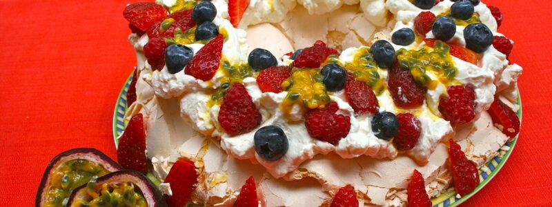 Sieht nach was aus: das schaumig-sahnig-fruchtige Dessert Pavlova. (Archivbild) - Foto: picture alliance / dpa