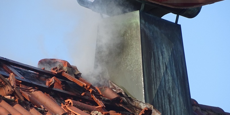 KFV-CW: Mehrfamilienhaus in Oberkollbach nach Dachstuhlbrand unbewohnbar / Vier Personen, darunter zwei Kinder, kamen ins Krankenhaus - Foto: presseportal.de