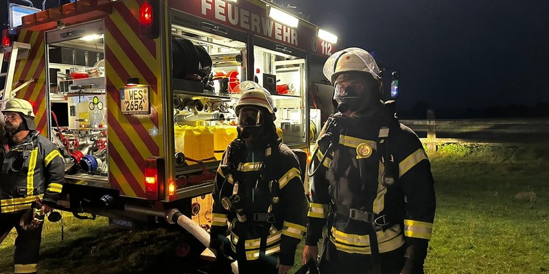 FW Sonsbeck: PKW-Brand in Scheune - Brandausbreitung verhindert - Foto: presseportal.de