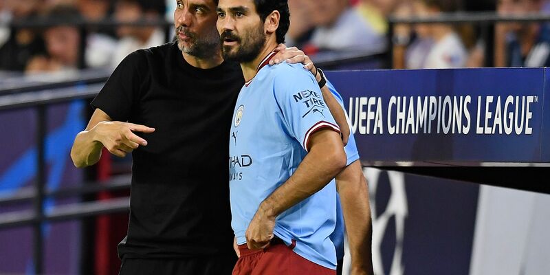 Pep Guardiola (l) und Ilkay Gündogan: Bald wieder in einem Team? - Foto: Jose Breton/AP/dpa