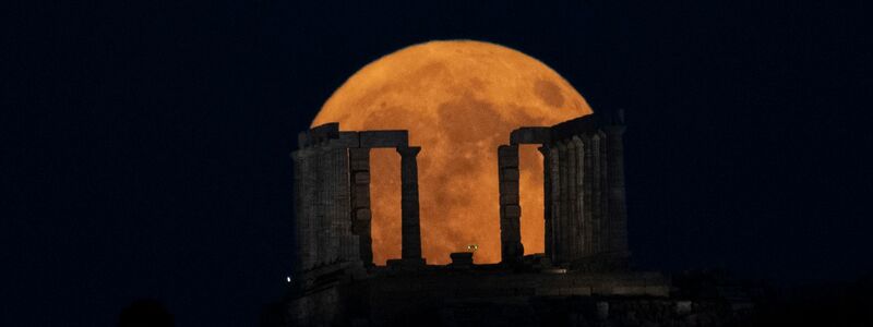 Der Supermond geht hinter dem Poseidon-Tempel am Kap Sounio südlich von Athen auf. - Foto: Michael Varaklas/AP/dpa