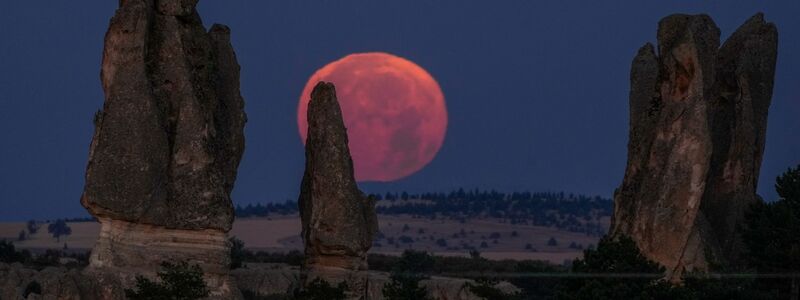 Der Super-Mond geht hinter einer  Felsformation im phrygischen Tal unter. - Foto: Emrah Gurel/AP