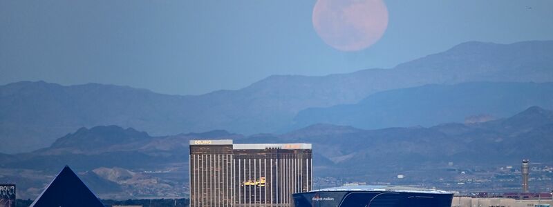 Der Mond geht als sogenannter Supermond über Las Vegas auf. - Foto: David Becker/ZUMA Wire/dpa