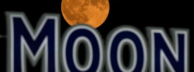 Der Vollmond geht über einem Bierschild im Kauffmann Stadium in Kansas City auf. - Foto: Charlie Riedel/AP