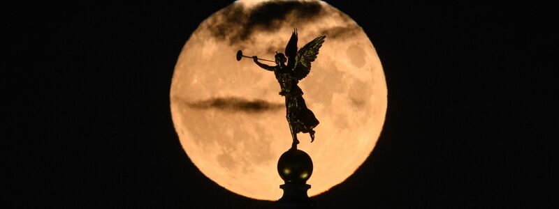 Der Mond geht am Abend hinter der Kuppel der Akademie der Bildenden Künste in Dresden auf. - Foto: Robert Michael/dpa