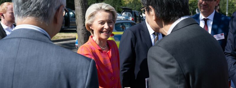 Die Brüsseler Behörde unter Ursula von der Leyen prüfte die staatliche Unterstützung der Chip-Fabrik. - Foto: Sebastian Kahnert/dpa