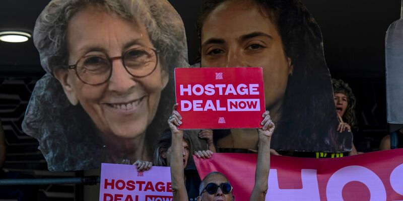 Viele Israelis pochen auf ein rasches Abkommen, um die verbliebenen Geiseln zu retten. (Archivbild) - Foto: Ariel Schalit/AP