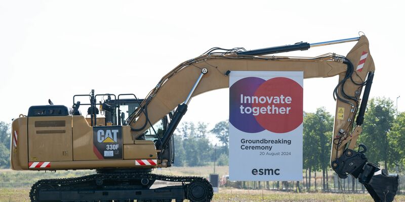 TSMC-Chef Wei begrüßt Bundeskanzler Scholz. - Foto: Sebastian Kahnert/dpa