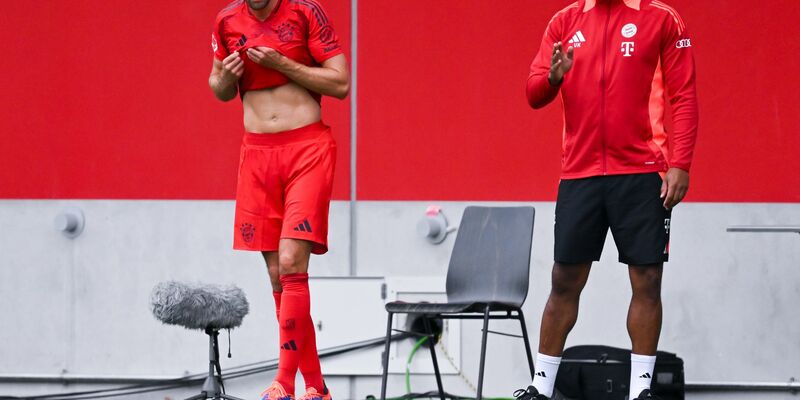 Startelfeinsatz im Testspiel: Aber Leon Goretzka (l.) hat einen schweren Stand beim neuen Bayern-Trainer Vincent Kompany. - Foto: Sven Hoppe/dpa