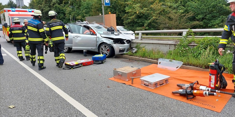 FW-M: Skoda rammt Fahrbahntrenner (Mittersendling) - Foto: presseportal.de