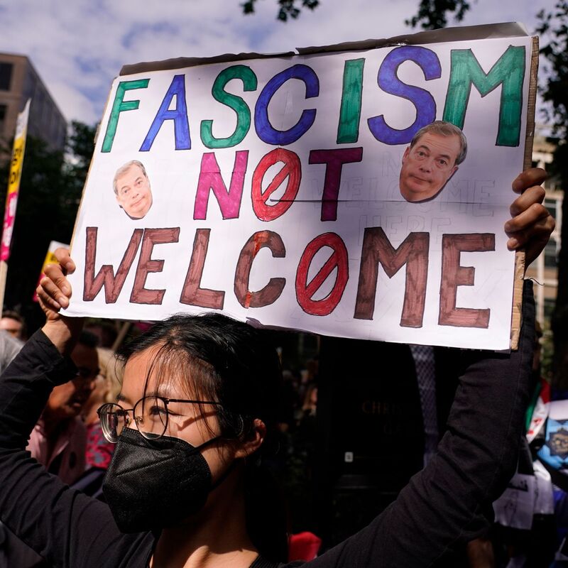 Als Reaktion auf die rechtsradikalen und antimuslimischen Ausschreitungen hatten Tausende Menschen gegen Gewalt demonstriert. (Archivbild) - Foto: Alberto Pezzali/AP/dpa