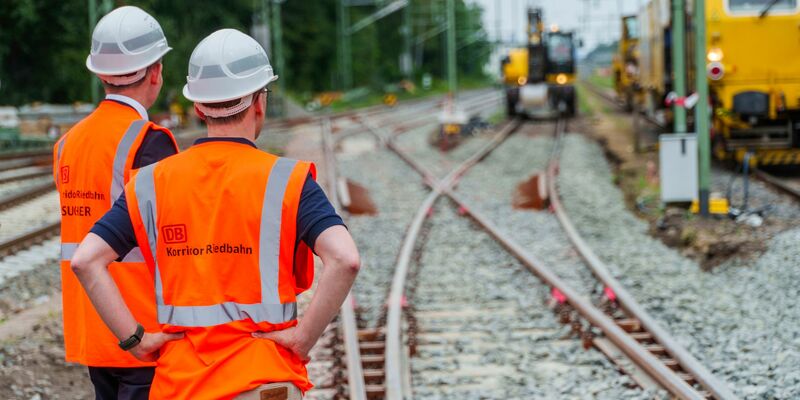 Die Kosten allein für die Riedbahn-Sanierung werden derzeit mit 1,3 Milliarden Euro angegeben. - Foto: Andreas Arnold/dpa