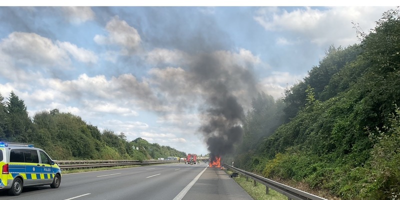 FW-DO: Auto brennt auf der BAB 2 aus - Foto: presseportal.de