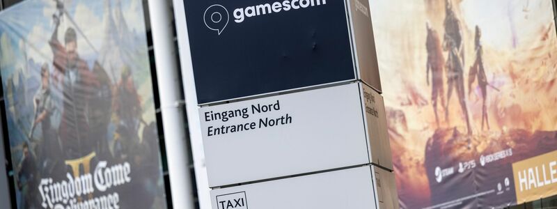 Das Logo der Gamescom ist an einem Eingang der Kölner Messe angebracht: Im vergangenen Jahr kamen zu der Veranstaltung 320.000 Besucherinnen aus aller Welt, dieses Jahr könnten es noch mehr werden. - Foto: Thomas Banneyer/dpa