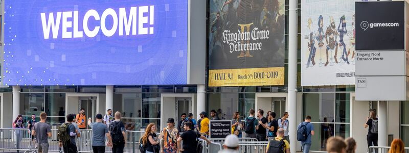 Besucher der Eröffnungsshow der Gamescom gehen zum Eingang der Kölner Messe. - Foto: Thomas Banneyer/dpa