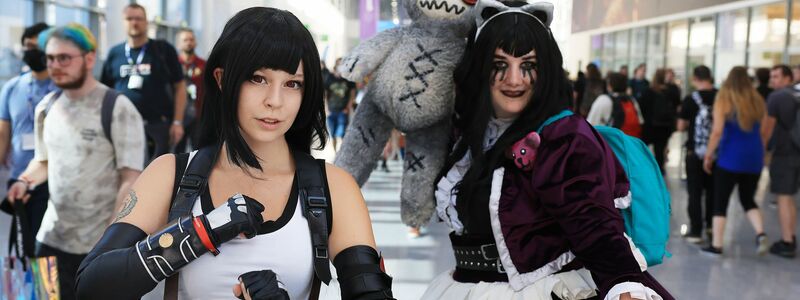 Cosplayer gehen verkleidet über das Messegelände bei der Gamescom 2022. - Foto: Oliver Berg/dpa