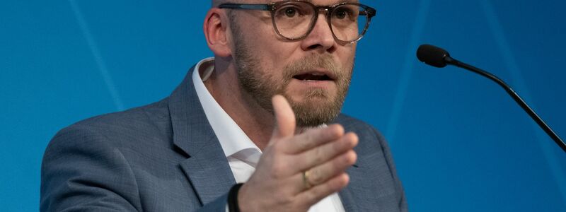 Bayerns Digitalminister Fabian Mehring (Freie Wähler) spricht bei einer Pressekonferenz in München zu Journalisten. - Foto: Sven Hoppe/dpa