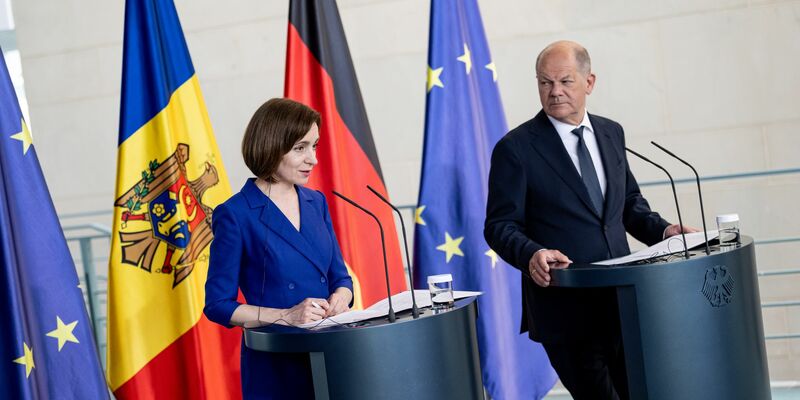 Kanzler Olaf Scholz (r) will bei seinem Kurzbesuch in Moldau unter anderem über die Bedrohung der kleinen Republik durch Russland sprechen. (Archivfoto) - Foto: Fabian Sommer/dpa