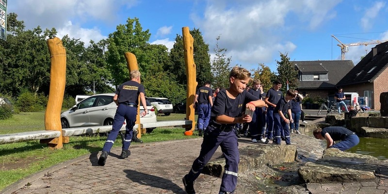 FW Alpen: Jugendfeuerwehren aus dem Kreis Wesel zelten in Alpen - Foto: presseportal.de