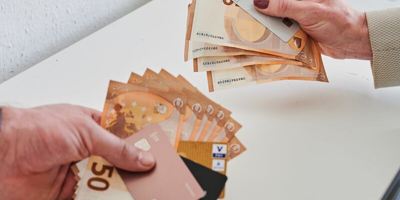Bei der Zufriedenheit mit dem eigenen Einkommen gleichen sich Frauen und Männer einer neuen Studie zufolge immer weiter an (Symbolbild). - Foto: Annette Riedl/dpa