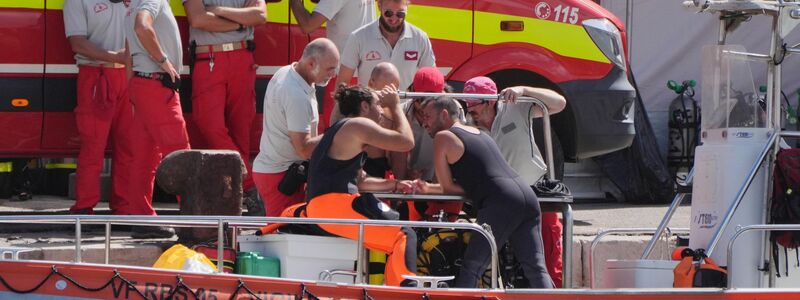 Auf Höhlen spezialisierte Taucher sind im Einsatz. - Foto: Jonathan Brady/PA Wire/dpa