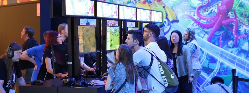 Computerspieler testen ein neues Game bei der Gamescom 2023.  - Foto: Sascha Thelen/dpa