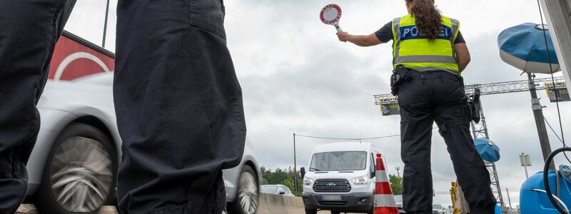 Grenzkontrollen der Bundespolizei am Grenzübergang der Autobahn A8 zwischen Österreich und Deutschland nahe Salzburg (Archivbild) - Foto: Peter Kneffel/dpa