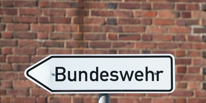 Nach Meldungen über Eindringlinge an verschiedenen Standorten hat die Bundeswehr die Sciherheitsvorkehrungen für die Kasernen hochgefahren. (Symbolbild) - Foto: Stefan Sauer/dpa-Zentralbild/dpa